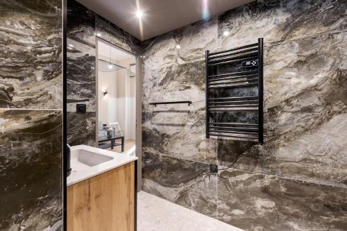 une salle de bain avec un lavabo et une douche dans l'établissement 5mn Monaco - Cosy appartement avec Mezzanine - DH, à Beausoleil