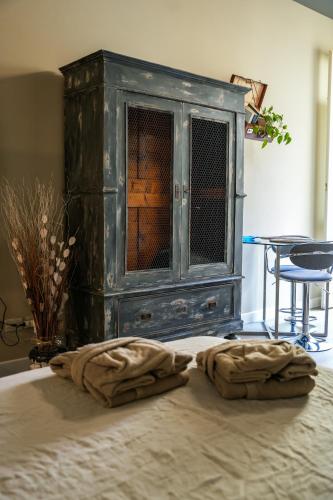 a blue cabinet with two towels on top of a bed at L' ΛᄂᄂӨGGIӨ di KΛMΛ' in Cesena
