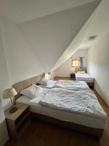 Postel nebo postele na pokoji v ubytování Apartmán 809 Nová Pec
