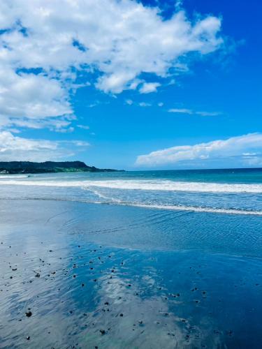 a view of the beach with the sky and water at Taitung Blue Sea Villa in Chenggong