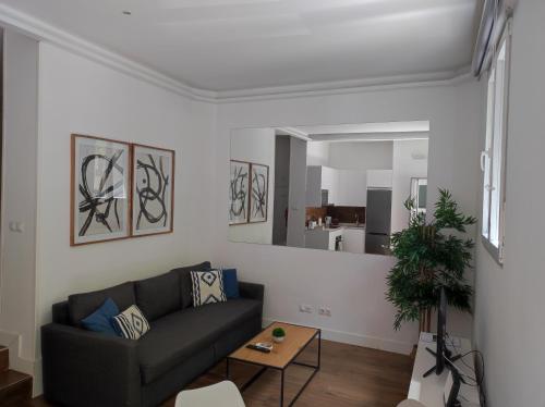 una sala de estar con un sofá y una mesa en El Mirador de El Retiro, en Madrid