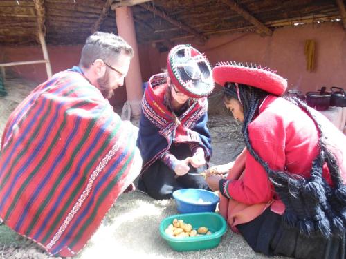un groupe de trois personnes mangeant de la nourriture dans un bol dans l'établissement Casa de Gumercindo, à Ccorcor