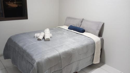 un letto con due cuscini sopra di Apartamento Novo, Lindo e Confortável prox Centro a Gravataí