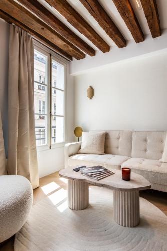 un salon avec un canapé et une table basse dans l'établissement Luxury-1BR#Louvre#Saint-Honore#Palais-Royal, à Paris