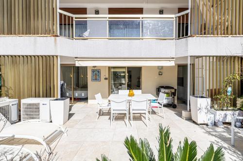 un patio avec une table et des chaises dans un bâtiment dans l'établissement REF 1966 - Cannes city center, à Cannes
