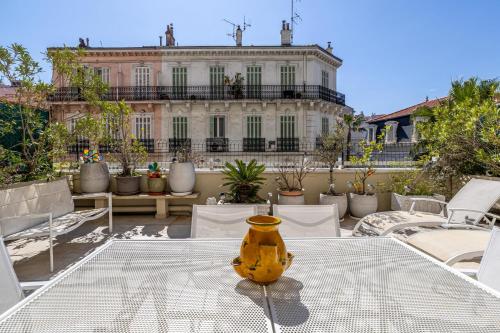 un vase jaune posé sur une table devant un bâtiment dans l'établissement REF 1966 - Cannes city center, à Cannes