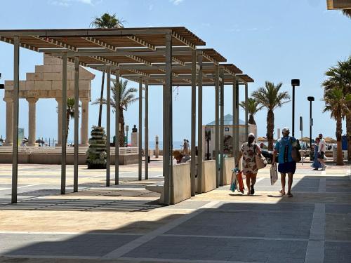 Paralelo al mar
