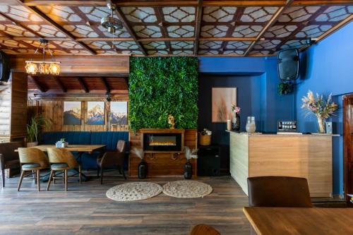 a restaurant with blue walls and a table and chairs at Комплекс Варвара - Хотел, Аквапарк и Минерлни басейни in Varvara