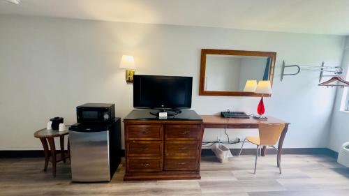 TV a/nebo společenská místnost v ubytování Motel 6 McGraw, NY - Cortland
