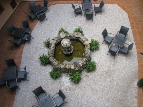 an overhead view of a patio with chairs and a fountain at Apartahotel La Corrala in San Martín de Moncayo