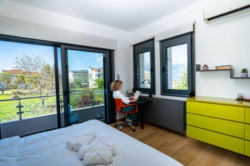 Un pat sau paturi într-o cameră la Designer villa - Ioannina