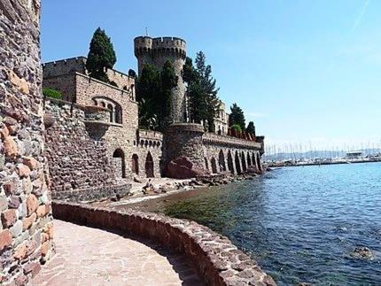 un château à côté d'un plan d'eau dans l'établissement 2P apaisant proche Mer et Golf Cannes Mandelieu, à Mandelieu-la-Napoule