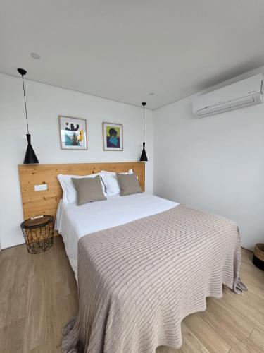 a bedroom with a large white bed in a room at Oasis House in São Roque