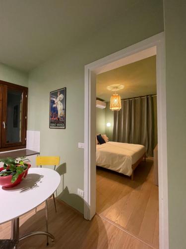 a room with a bed and a table and a room with a bed at Charming mini apartment-CasaNina in Rubiera