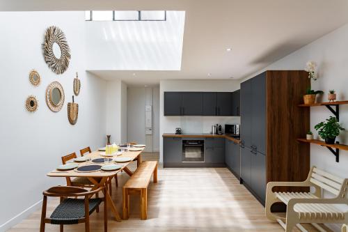 une cuisine et une salle à manger avec une table et des chaises dans l'établissement Duplex Vieux-Port, à Marseille