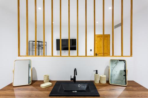 une salle de bain avec un lavabo et un miroir dans l'établissement Duplex Vieux-Port, à Marseille