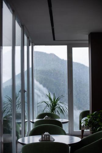 Pemandangan gunung umum atau pemandangan gunung yang diambil dari hotel