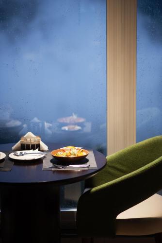 Makanan di atau berdekatan hotel