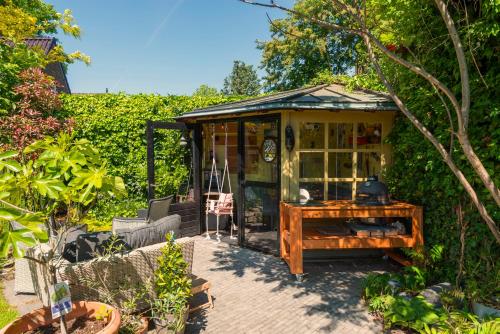 Zahrada ubytování Cozy House - fietsverhuur, eigen keuken en badkamer