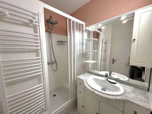 un baño con lavabo y ducha en Ref 073 Appartement T3 rénové vue Port du Crouesty avec internet, en Arzon