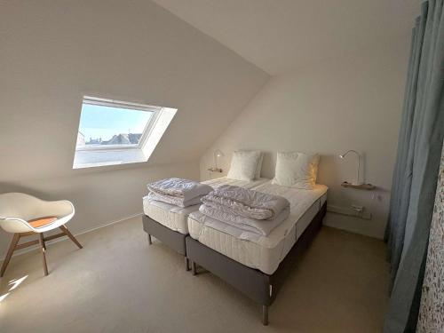 Un dormitorio pequeño con una cama y una ventana. en Ref 073 Appartement T3 rénové vue Port du Crouesty avec internet, en Arzon