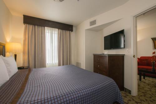 Säng eller sängar i ett rum på Hotel Extended Studio Inn