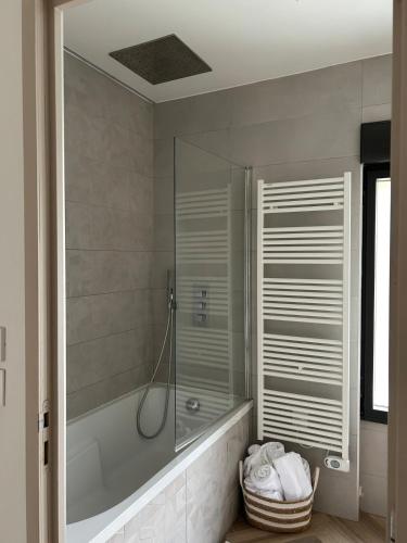 une salle de bain avec douche et baignoire dans l'établissement Cozy house 5min Enghien's Lake, à Enghien-les-Bains