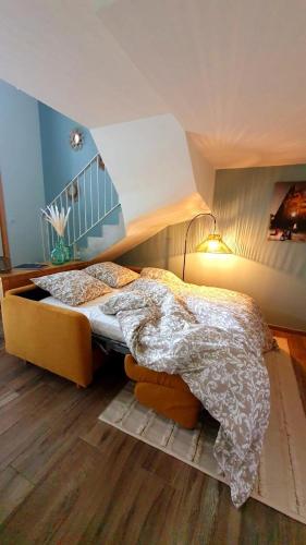 une chambre avec un lit dans une pièce dans l'établissement Le 11 - Terrasse et jardin à 10 minutes à pieds du centre-ville, à Strasbourg