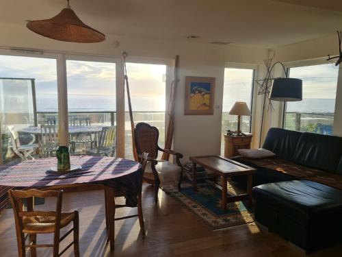 un salon avec une table et un canapé dans l'établissement Mer et mare de Vauville, à Vauville