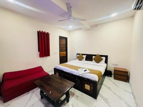 Postel nebo postele na pokoji v ubytování Hotel Three Stay - Near Dilli Haat Janakpuri