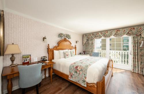 Postel nebo postele na pokoji v ubytování Boardwalk Plaza Hotel