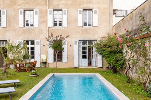une piscine dans la cour d'une maison dans l'établissement Maison de charme avec piscine, à Dax