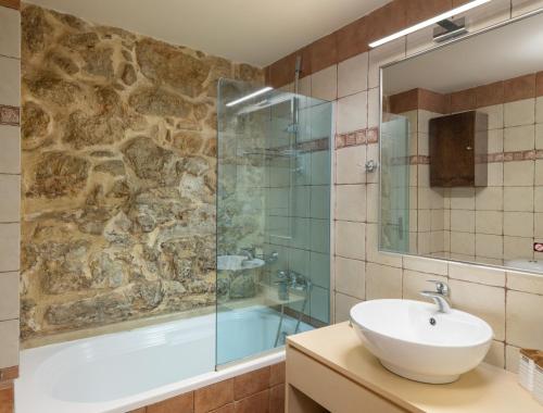 Koupelna v ubytování Arhontiko Arhanes Suites