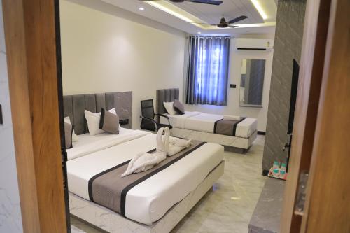 Кровать или кровати в номере S K Residency