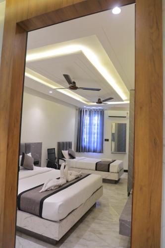 Кровать или кровати в номере S K Residency