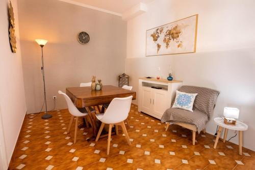 a dining room with a table and chairs and a kitchen at GuestReady - Furnas Nest in Furnas