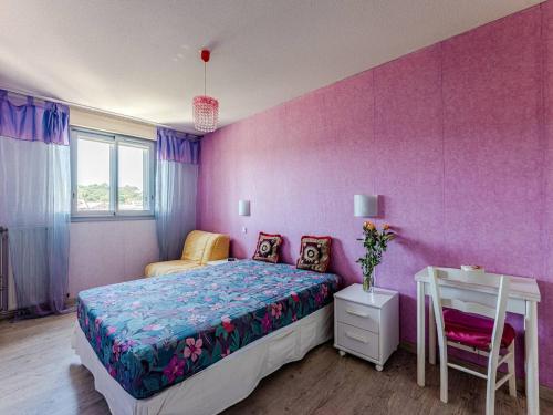 une chambre avec un lit et un mur rose dans l'établissement Appartement T2 à Arcachon avec balcon, parking sécurisé, proche gare SNCF et commerces - FR-1-433-32, à Arcachon