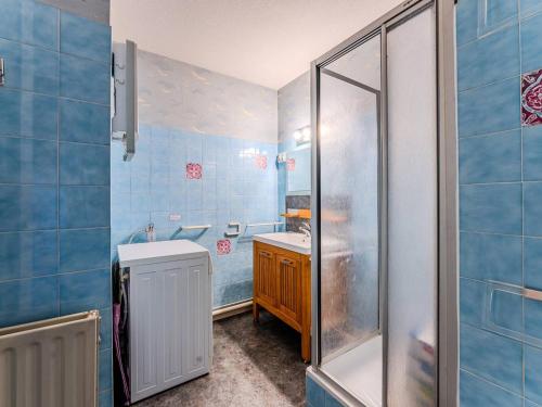 une salle de bain bleue avec une douche et un lavabo dans l'établissement Appartement T2 à Arcachon avec balcon, parking sécurisé, proche gare SNCF et commerces - FR-1-433-32, à Arcachon