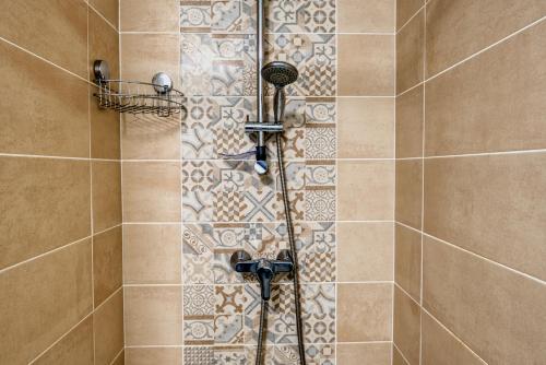 La salle de bains est pourvue d'une douche avec un robinet. dans l'établissement Agréable duplex avec jardin et terrasse, à La Teste-de-Buch