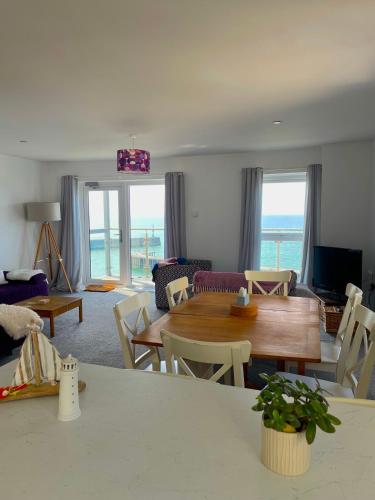 Ruang duduk di Duplex apartment with spectacular sea views!