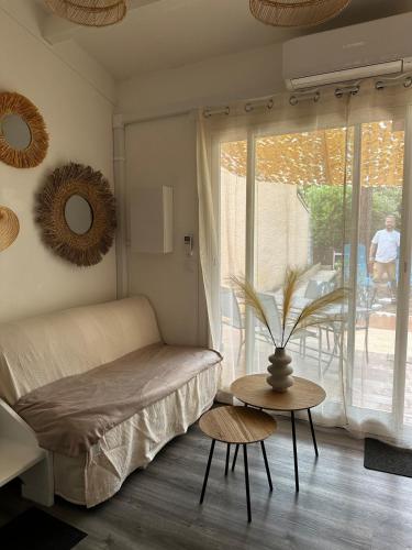 une chambre avec un lit, une table et une fenêtre dans l'établissement Studio villa proche village natu, au Cap d'Agde