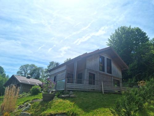 une maison au sommet d'une cour verdoyante dans l'établissement Chalet Mökki, bain nordique, balnéo et sauna, à Xonrupt-Longemer