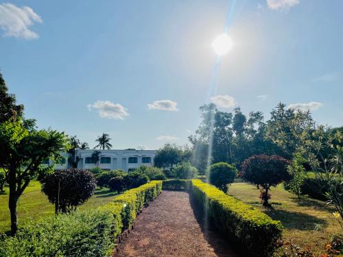 a garden with a pathway and bushes and a building at Trident Bhubaneswar in Bhubaneshwar