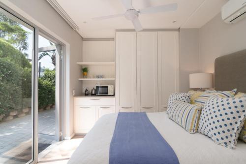 Kuchyň nebo kuchyňský kout v ubytování Coral Suite, Lymegrove Beach Villa