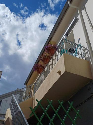 Balkón nebo terasa v ubytování Golden Hour ολόκληρο σπίτι 60 τετραγωνικά Βόλος Θέα