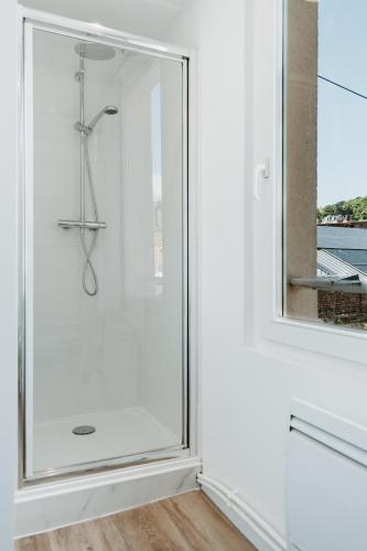 La salle de bains blanche est pourvue d'une douche et d'une fenêtre. dans l'établissement Washington 2, au Havre
