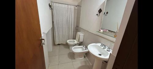 un bagno con lavandino, WC e specchio di Casa en Río Ceballos, Sierras de Córdoba a Río Ceballos