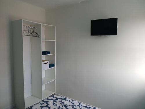 Televízia a/alebo spoločenská miestnosť v ubytovaní Au Tromp l'oeil Studio ou T2