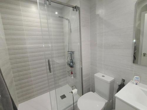 Ένα μπάνιο στο Bungalow Hidden Paradise, cerca de la playa Deveses