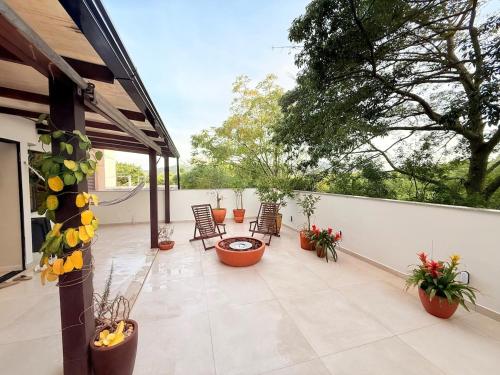 a patio with chairs and plants on a balcony at Apê Sunshine| Terraço| Interação com animais in Florianópolis